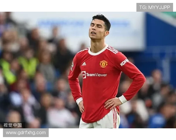 曼联陷入致命战术分歧:滕哈格硬刚C罗是巨星的黄昏还是崛起的开端?