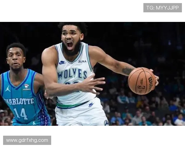 唐斯无球掩护制造错位，拉开森林狼内线空间